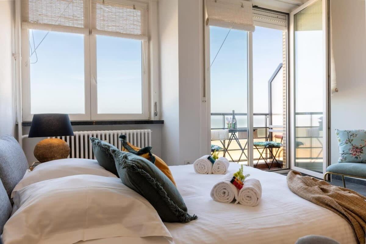 Huswell - Beautiful Spacious Studio With Frontal Sea View Knokke-Heist Esterno foto