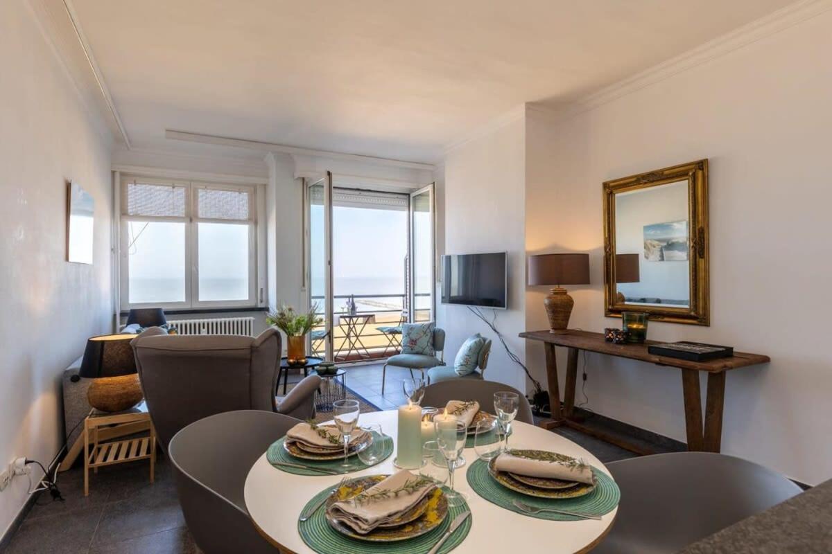 Huswell - Beautiful Spacious Studio With Frontal Sea View Knokke-Heist Esterno foto