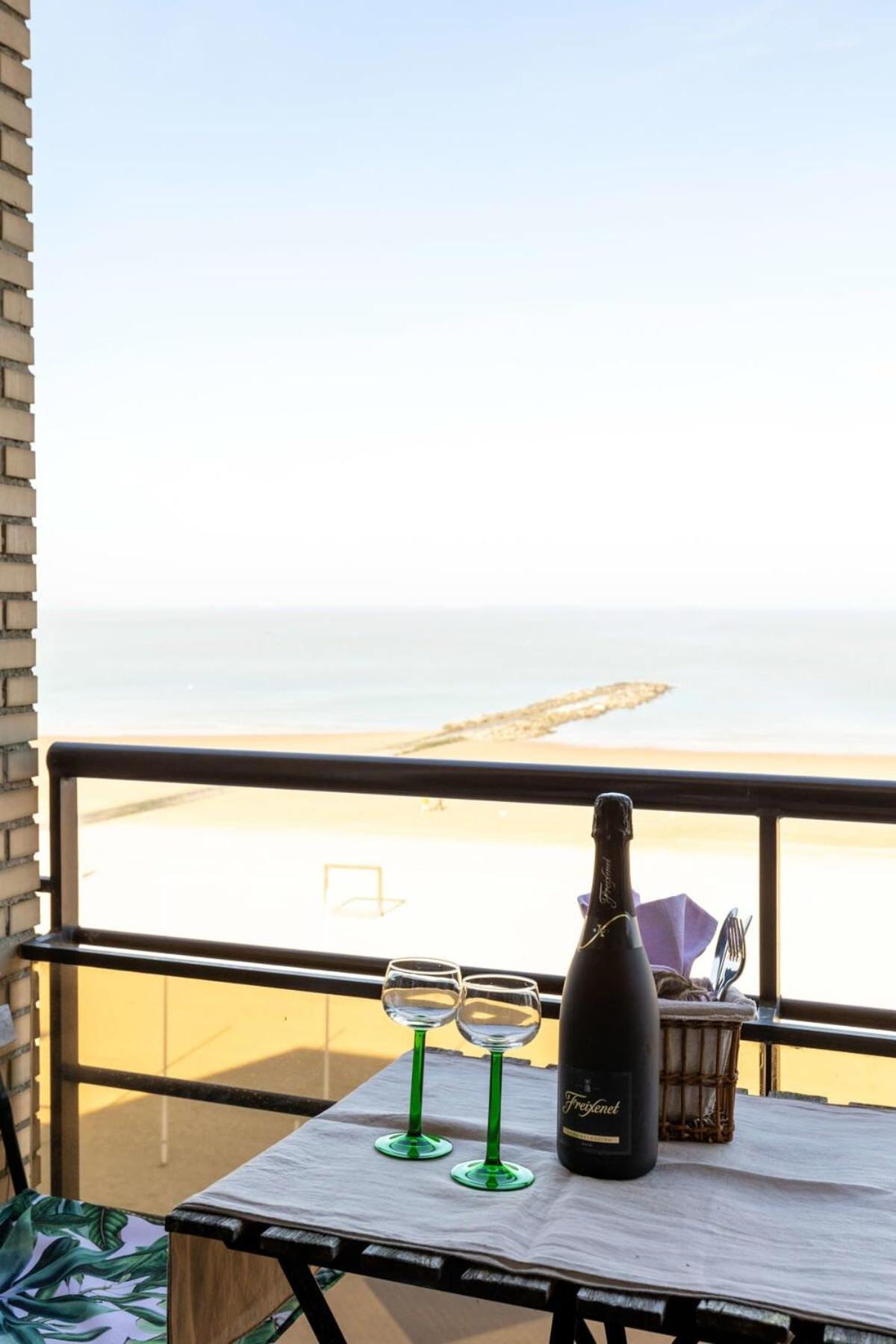 Huswell - Beautiful Spacious Studio With Frontal Sea View Knokke-Heist Esterno foto